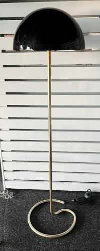 Lampa podłogowa o ciekawym kształcie zbliżonym do parasola. Noka w kolorze szczotkowanego złota oraz klosza z czarnego tworzywa z plisowanym wypełnieniem od środka. Włącznik umieszczony na kablu.